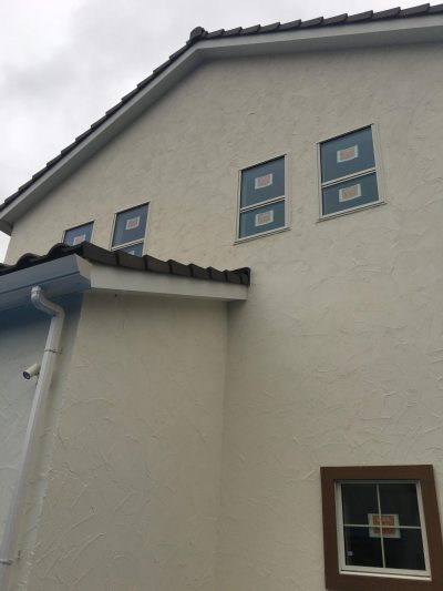 白い塗り壁の家