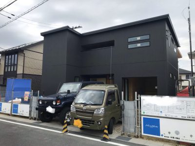 シャッター付き倉庫のある家