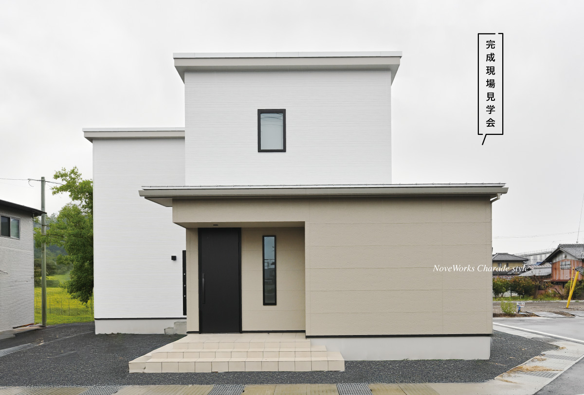 吹き抜けがひらく、グレージュで整えた上質な住まい