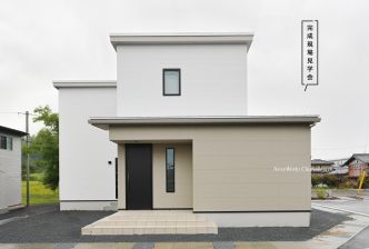 吹き抜けがひらく、グレージュで整えた上質な住まい 写真